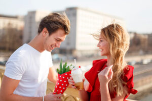 Первое свидание: стоит ли дарить подарок и как выбрать идеальный вариант?