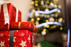 Новые тренды в подарках от Деда Мороза: Как порадовать современных детей?