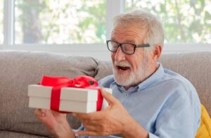 Советы по выбору идеального подарка для любимого дедушки: находка для каждого внука