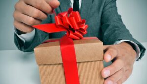 Идеи для идеального подарка мужчине-коллеге: вдохновляющая подборка подарков