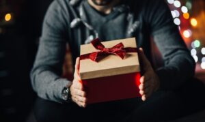 Лучшие идеи подарков для мужа на Новый год 2023: практичные рекомендации