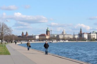 Прогулки по Неве: как увидеть Петербург с воды и с набережной